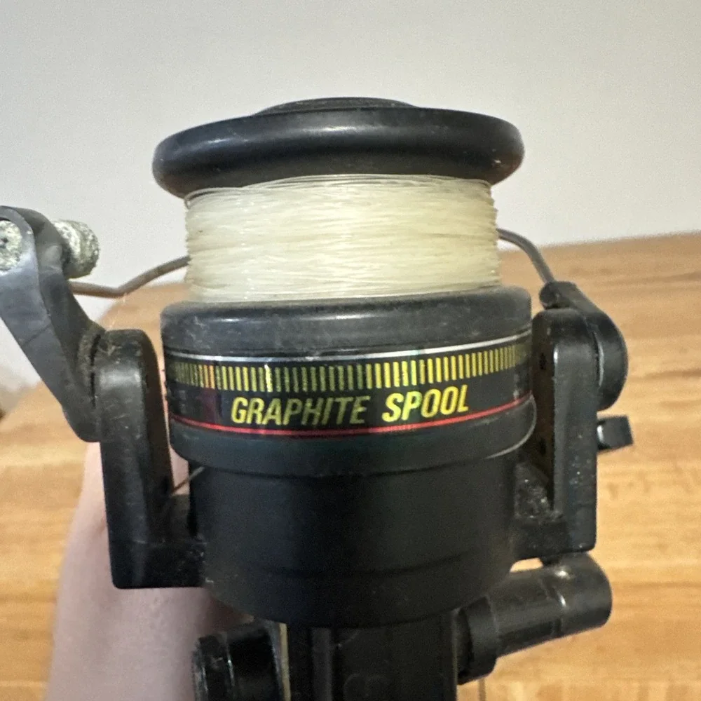 Daiwa Spinning Fishing Reel Model RG1650 Rear Drag Ball Bearing Japan Black